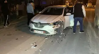 Otomobil ile motosiklet kafa kafaya çarpıştı: 2 yaralı