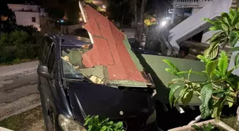 Park halindeki araçların üzerine yıkıldı