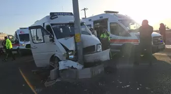 Şanlıurfa'da tarım işçilerini taşıyan minibüs direğe çarptı: 15 yaralı