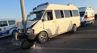 Tarım işçilerini taşıyan minibüs direğe çarptı: 1'i ağır 15 yaralı