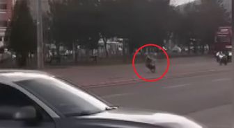 Trafikte motosikletiyle tehlikeli hareketler yapan sürücüye 71 bin TL ceza; o anlar kamerada
