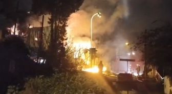 Üsküdar'da 2 katlı metruk bina alev alev yandı
