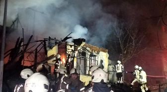 Üsküdar'da iki katlı metruk bina alev alev yandı