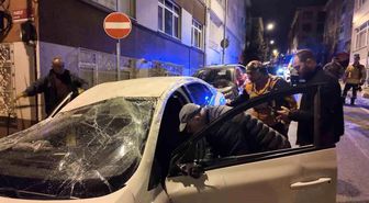 Üsküdar'da kontrolden çıkan otomobil iki araca çarparak takla attı