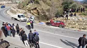 Virajı alamayan kamyon 2 otomobili biçti: 1 ölü, 3 yaralı