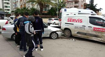 Antalya'da otomobil ile hafif ticari kavşakta çarpıştı: 3 yaralı