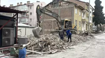 Bina yıkımı sırasında doğal gaz borusundan sızıntı meydana geldi