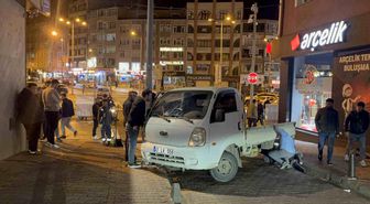 Çalıntı araçla yakıt alırken polisi gördü, kaçarken direğe çarptı