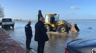 Enez'de deniz taştı; belediye ekipleri çalışma başlattı