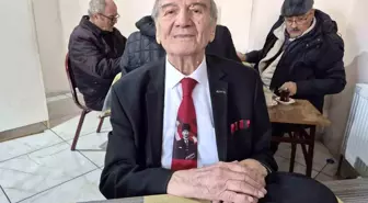 İnsanlara olan sevgi ve saygısından yıllardır takım elbise giyiyor