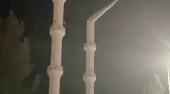 Isparta'da 2 minarenin alemi rüzgardan yıkıldı