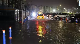 İzmir'de sağanak; cadde ve sokaklar göle döndü
