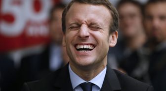 Muhabirle kafa bulmuştu! Bu fotoğraf Macron'u epey zora sokacak