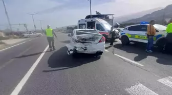 Manisa'da iki otomobil çarpıştı: 2'si çocuk 5 yaralı