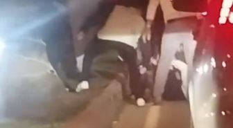 Tartıştıkları kişiyi yere yatırıp darbettiler
