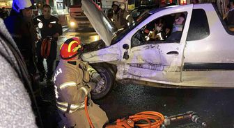 Arnavutköy'de iki araç çarpıştı: Sürücü araçta sıkıştı