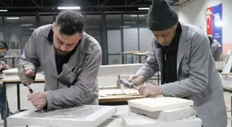 Mimar Sinan'ın Torunu Taş Ustası Baba-Oğul, 119 Yıllık Yetimhanenin Bahçesinde Doğal Taşa Şekil Veriyor