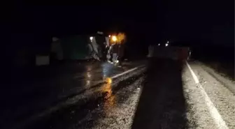 Çanakkale'de itfaiye aracı, yardım için gittiği tıra çarptı: 1'i ağır 2 yaralı