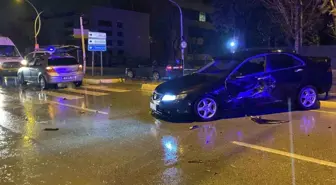 Çorum'da iki otomobil çarpıştı: Anne ve oğlu yaralandı