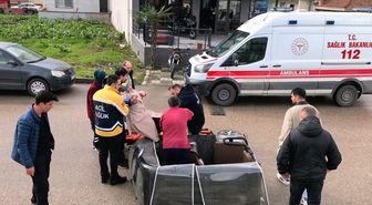 Devrilen triportörün sürücüsü yaralandı, yanındaki oğlu gözyaşı döktü