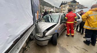 Fethiye'de otomobil istinat duvarına çarptı: 1 ölü, 3 yaralı