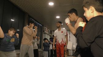 Gençleri kötü alışkanlıklardan uzak tutmak için açtığı salonda sporcu yetiştiriyor