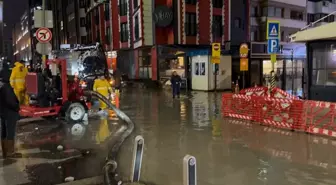 İzmir'de sağanak; cadde ve sokaklar göle döndü, sürücüler zor anlar yaşadı