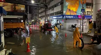 İzmir'de sağanak; cadde ve sokaklar göle döndü, sürücüler zor anlar yaşadı