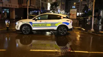 İzmir'de sağanak; cadde ve sokaklar göle döndü, sürücüler zor anlar yaşadı