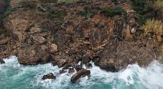 Antalya'da Falezlerde Kaçak Barakalar Görüntülendi