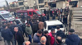 Otomobil park halindeki araçlara çarptı: 1'i ağır 3 yaralı