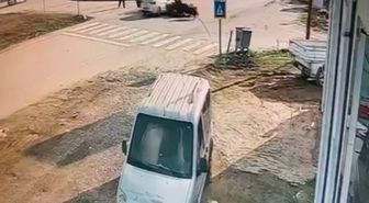 Otomobilin keçi sürüsüne çarptığı kaza kamerada