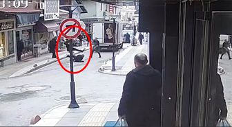 Tabanca ile vurup tekmeledi! Dehşet anları kamerada
