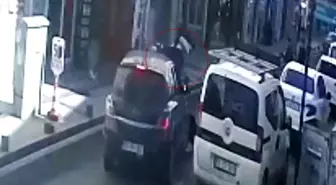 Tekirdağ'da ters yönden caddeye giren otomobille motosikletin çarpıştığı anlar kamerada