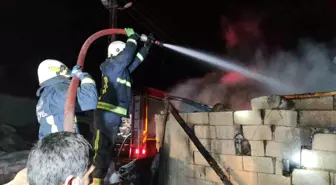 Van'da korkutan ahır yangını: 3 inek son anda kurtarıldı