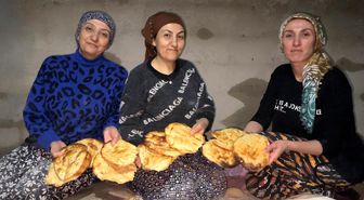 Yüksekova'da Ramazan hazırlığı: 3 kız kardeşten tandır başında tatlı mesaisi