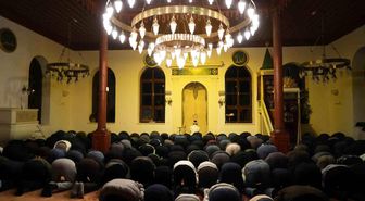 700 yıllık camide ilk teravih namazı kılındı