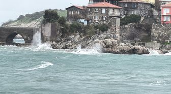 Amasra'da rüzgar; dalga boyu 2 metreye ulaştı