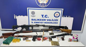 Ayvalık'ta 7 ayrı adrese eş zamanlı operasyon; silah ve uyuşturucu ele geçirildi