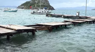 Bodrum'da fırtına;, deniz taştı, işletmelerin camları kırıldı