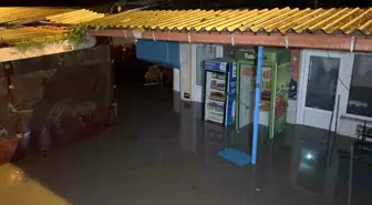 Çanakkale'de Sarıçay taştı, iş yerleri sular altında kaldı