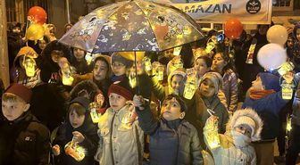 Çocuklar ellerinde fenerle ilk teravih namazı heyecanına ortak oldu