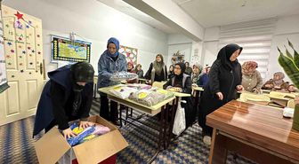Depremzede çocuklara atkı ve bere ördüler