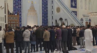İstanbul'da ilk teravih namazı kılındı; mahyalar yakıldı