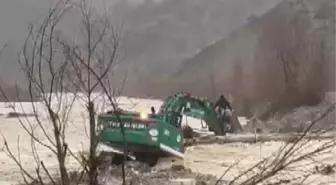 Kahramanmaraş'ta dere taştı, mahsur kalan vatandaş iş makinesiyle kurtarıldı