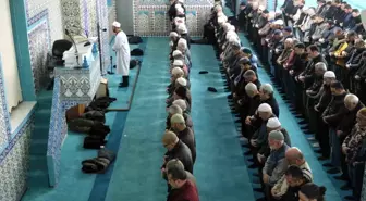 Karaman'da ilk teravih namazında camiler doldu taştı