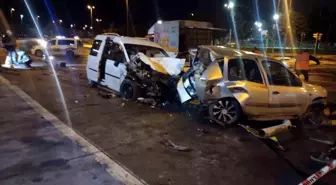 Kartal'da sahil yolunda hafif ticari araç park halindeki otomobile çarptı: 4 yaralı