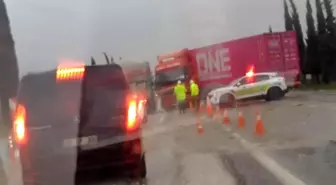 Kontrolden çıkan tır yolu kapattı