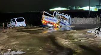 Manisa'da derede mahsur kalan 2 araç kurtarıldı