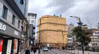 Şehrin merkezinde binayı kereste ile paketlediler